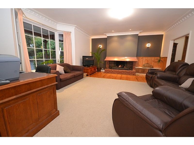 112 Moss Avenue, Mount Helen VIC 3350