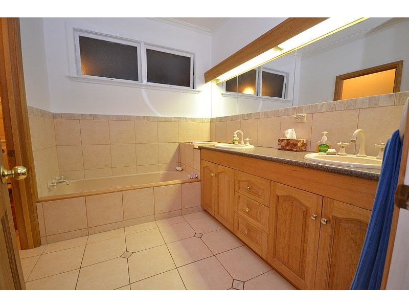 112 Moss Avenue, Mount Helen VIC 3350