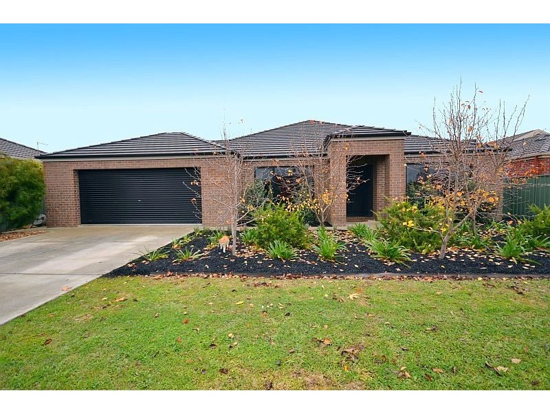 70 Stirling Drive, Lake Gardens VIC 3355