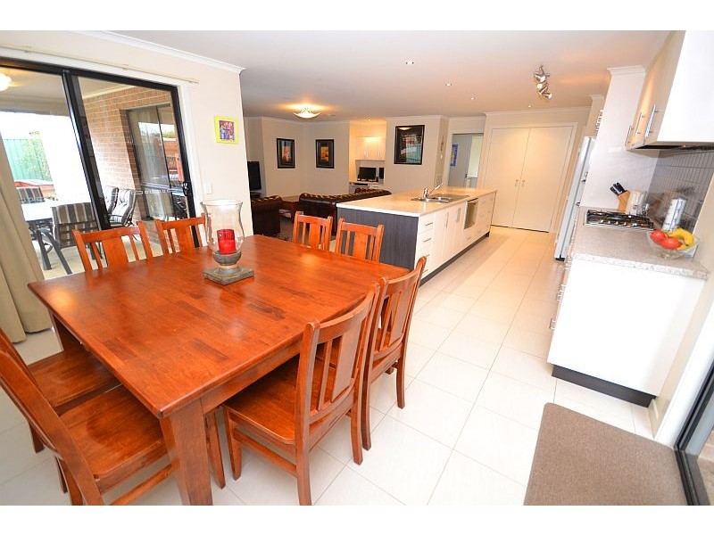 70 Stirling Drive, Lake Gardens VIC 3355