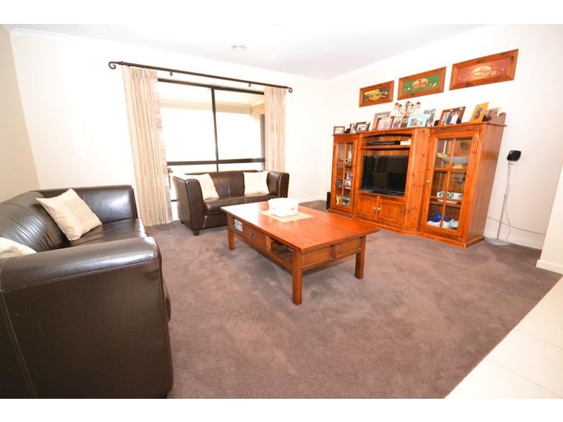 70 Stirling Drive, Lake Gardens VIC 3355