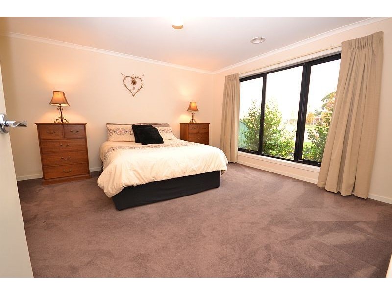 70 Stirling Drive, Lake Gardens VIC 3355