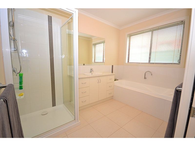 70 Stirling Drive, Lake Gardens VIC 3355