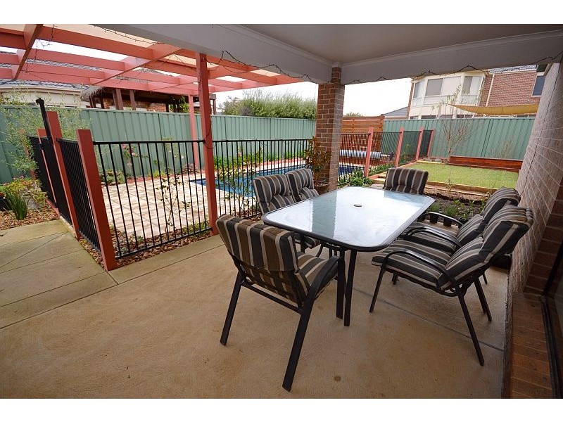 70 Stirling Drive, Lake Gardens VIC 3355