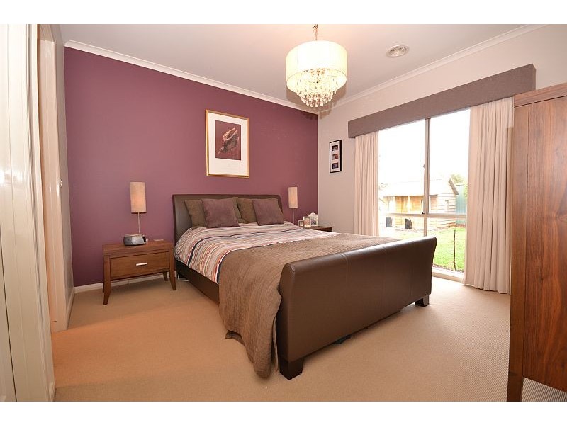 79 Lake Gardens Avenue, Lake Gardens VIC 3355