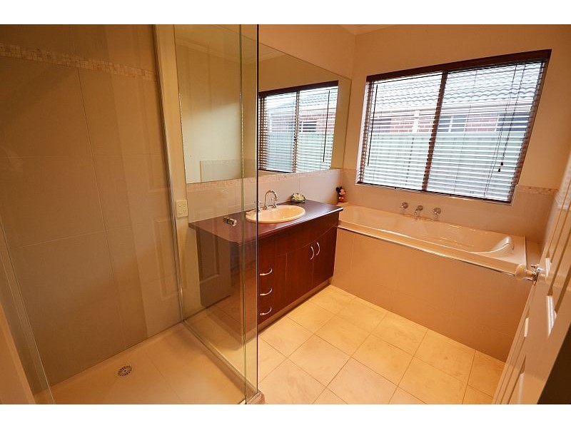 79 Lake Gardens Avenue, Lake Gardens VIC 3355