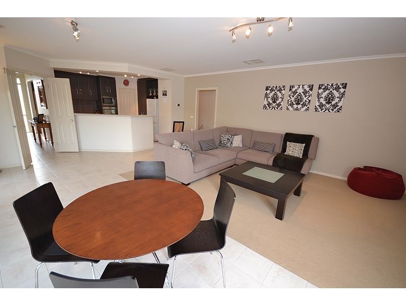 79 Lake Gardens Avenue, Lake Gardens VIC 3355