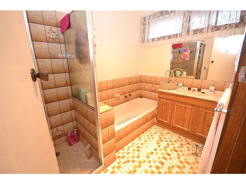 6 Sherwood Street, Wendouree VIC 3355