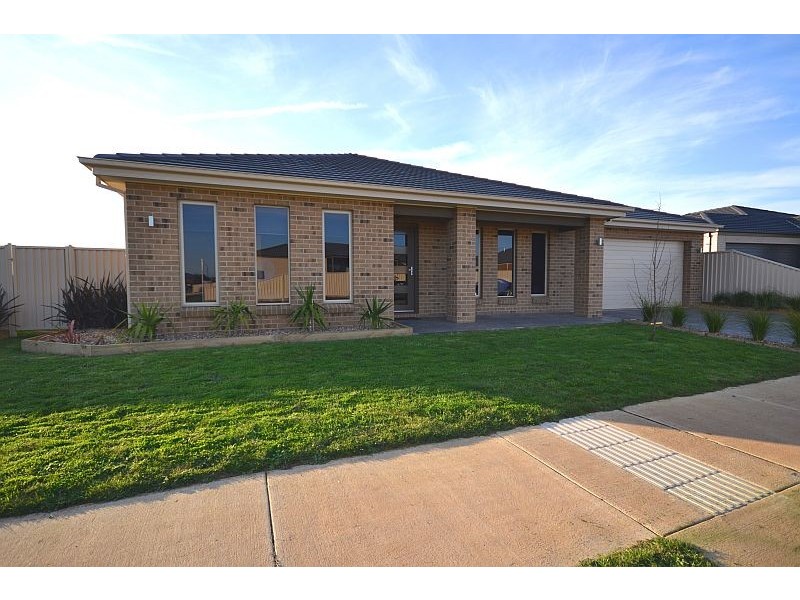 2/1 Grand Junction Drive, Miners Rest VIC 3352