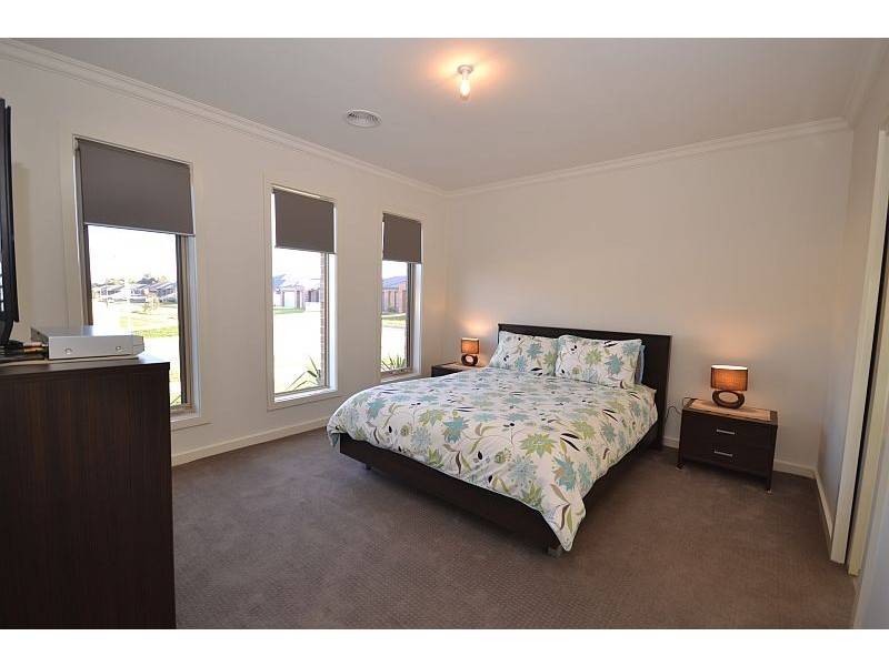 2/1 Grand Junction Drive, Miners Rest VIC 3352