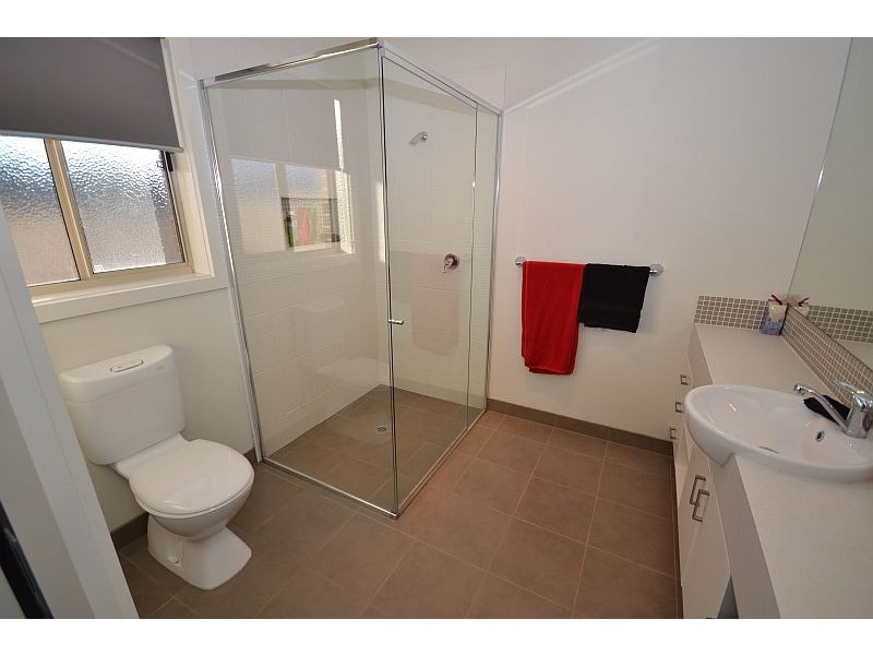 2/1 Grand Junction Drive, Miners Rest VIC 3352