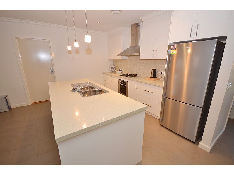 2/1 Grand Junction Drive, Miners Rest VIC 3352