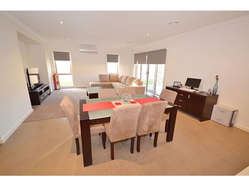 2/1 Grand Junction Drive, Miners Rest VIC 3352