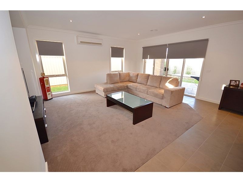 2/1 Grand Junction Drive, Miners Rest VIC 3352