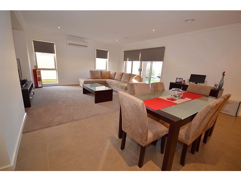 2/1 Grand Junction Drive, Miners Rest VIC 3352