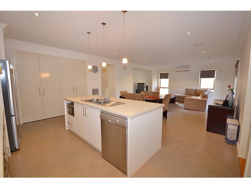 2/1 Grand Junction Drive, Miners Rest VIC 3352
