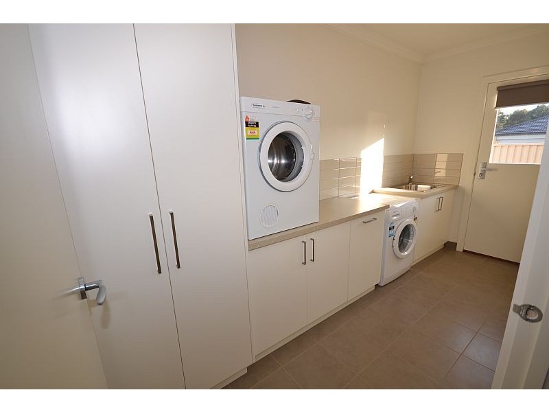 2/1 Grand Junction Drive, Miners Rest VIC 3352