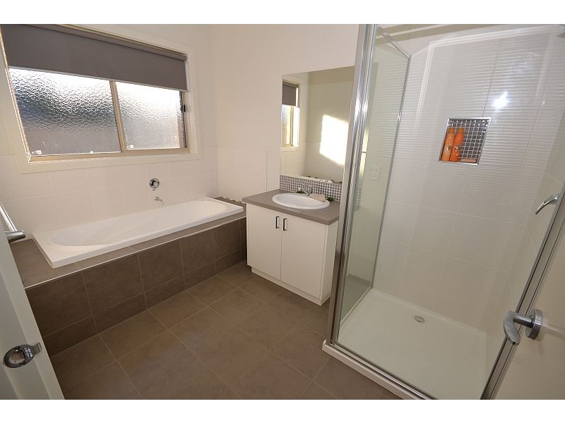 2/1 Grand Junction Drive, Miners Rest VIC 3352