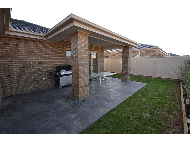 2/1 Grand Junction Drive, Miners Rest VIC 3352