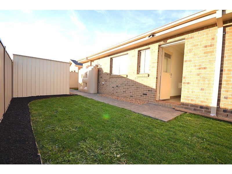 2/1 Grand Junction Drive, Miners Rest VIC 3352