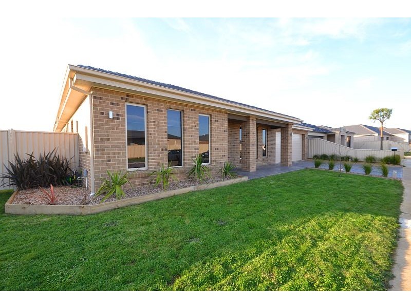 2/1 Grand Junction Drive, Miners Rest VIC 3352