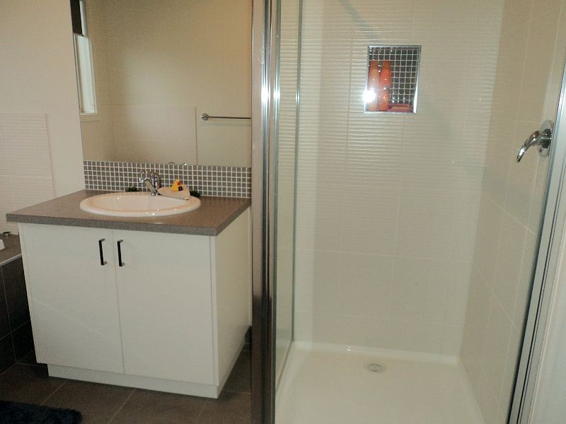 2/1 Grand Junction Drive, Miners Rest VIC 3352