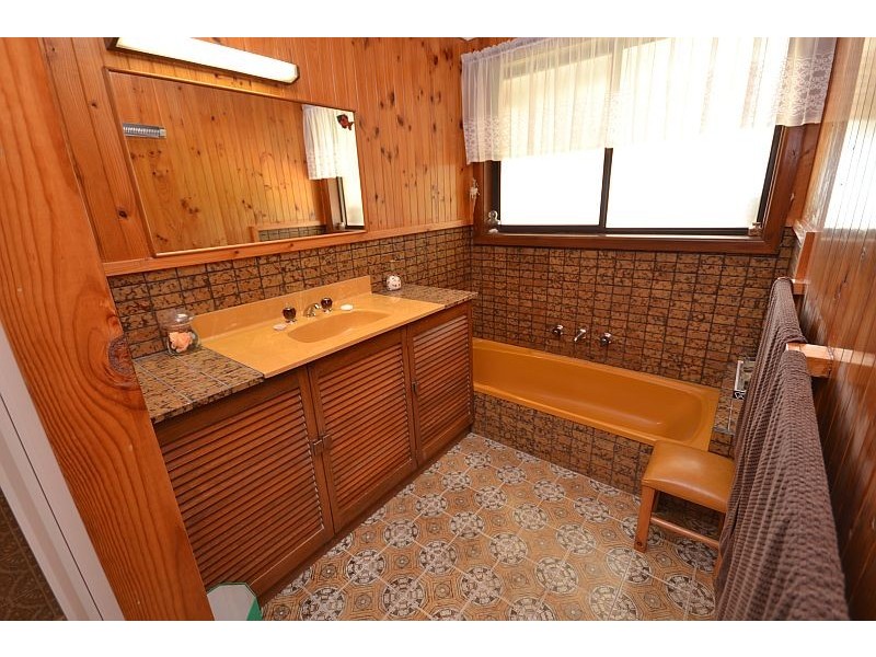 12 Ted Lyons Road, Navigators VIC 3352