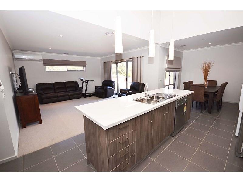 2 Kingfisher Court, Brown Hill VIC 3350