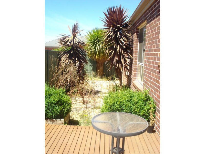 37 Ayrvale Avenue, Lake Gardens VIC 3355