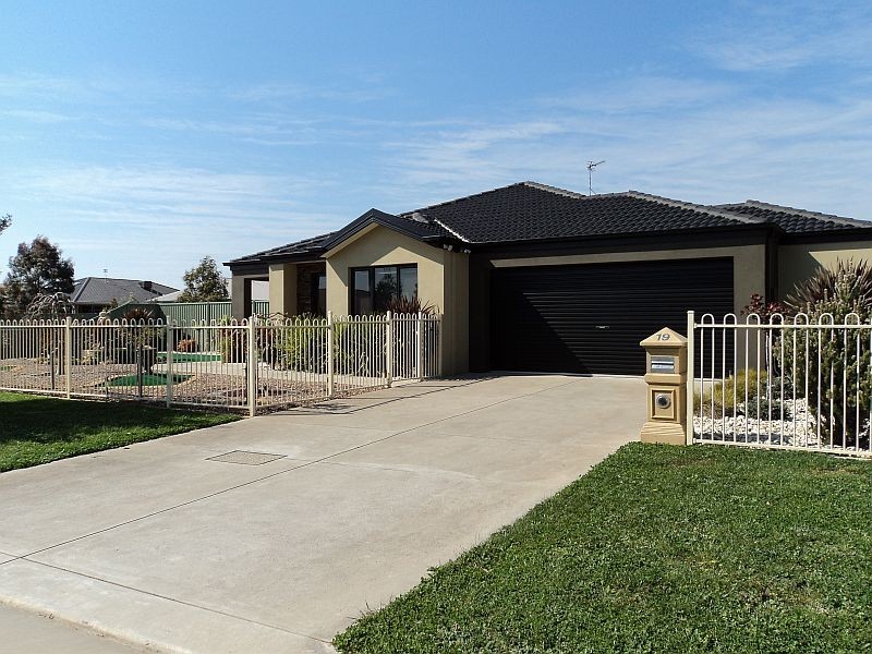 19 Lowry Crescent, Miners Rest VIC 3352
