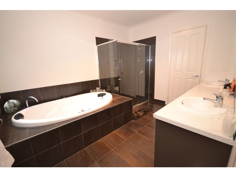 2 Bult Close, Miners Rest VIC 3352