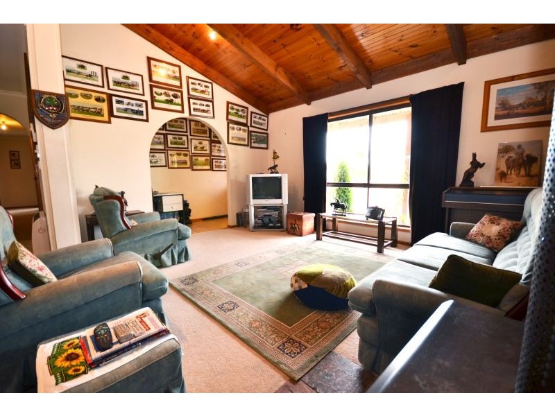 103 Sharpes Road, Miners Rest VIC 3352