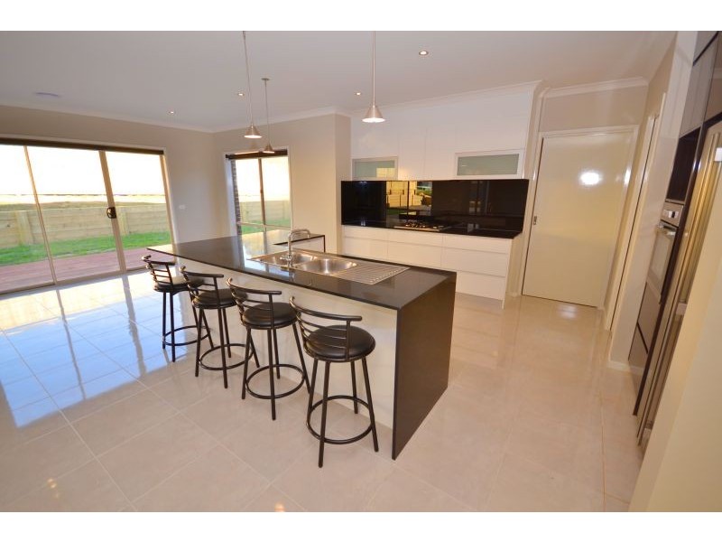 8 Swift Rise, Brown Hill VIC 3350