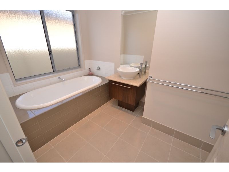 16 Barley Sheaf Drive, Miners Rest VIC 3352