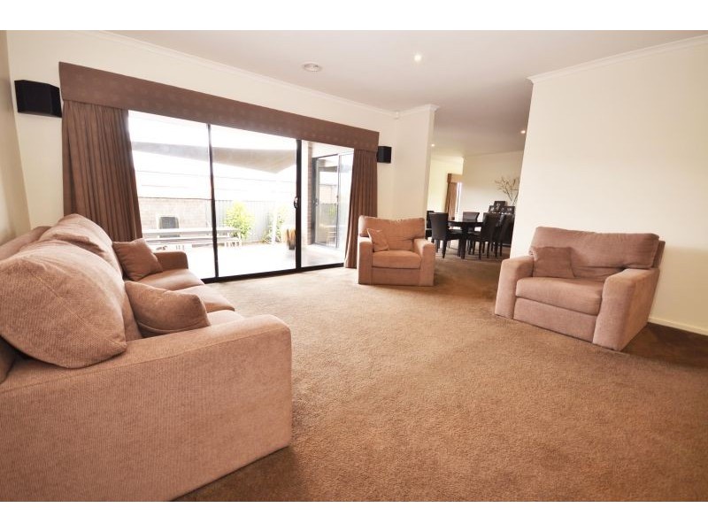 6a Creek Street, Miners Rest VIC 3352