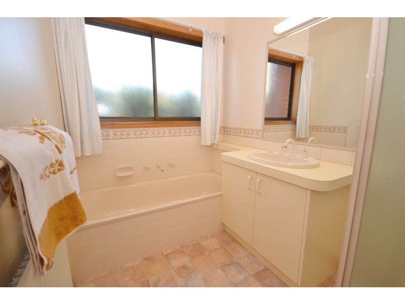 1334 Geelong Road, Mount Clear VIC 3350