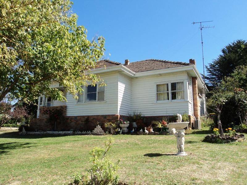 24 Park Road, Beaufort VIC 3373