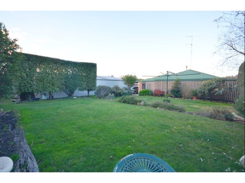 16 Melvyn Crescent, Mount Clear VIC 3350