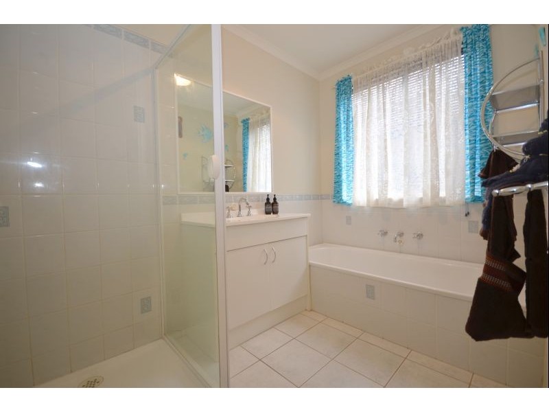 6 Rozel Avenue, Wendouree VIC 3355