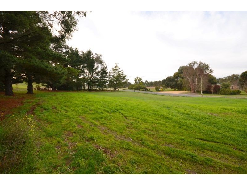 32 Racecourse Road, Haddon VIC 3351