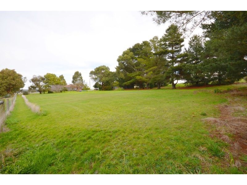 32 Racecourse Road, Haddon VIC 3351