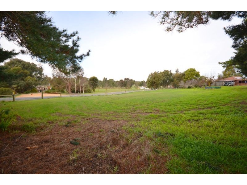 32 Racecourse Road, Haddon VIC 3351