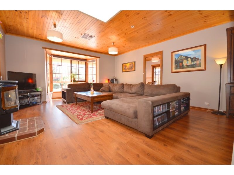 2 Judith Grove, Mount Clear VIC 3350