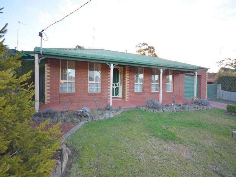 16 Melvyn Crescent, Mount Clear VIC 3350