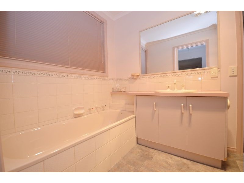 16 Melvyn Crescent, Mount Clear VIC 3350