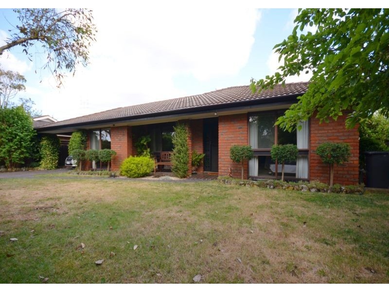 8 Shaw Avenue, Wendouree VIC 3355