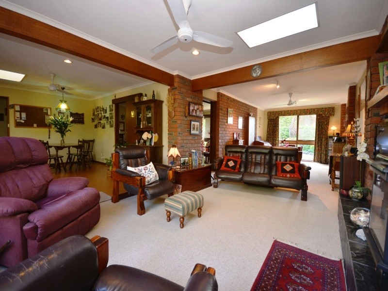 8 Shaw Avenue, Wendouree VIC 3355