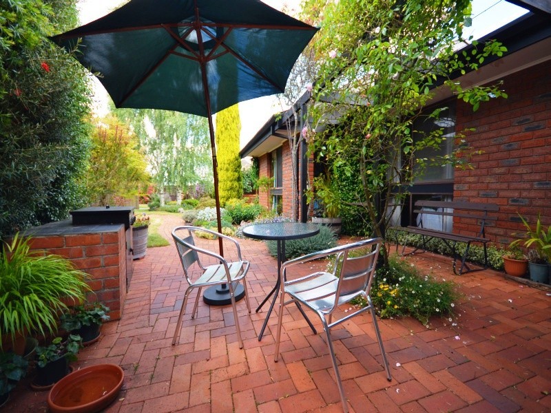 8 Shaw Avenue, Wendouree VIC 3355