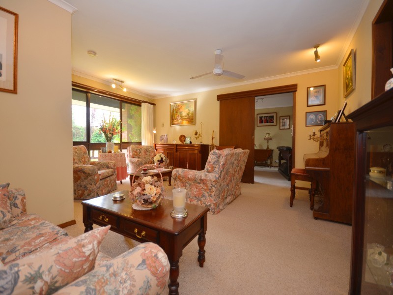 8 Shaw Avenue, Wendouree VIC 3355