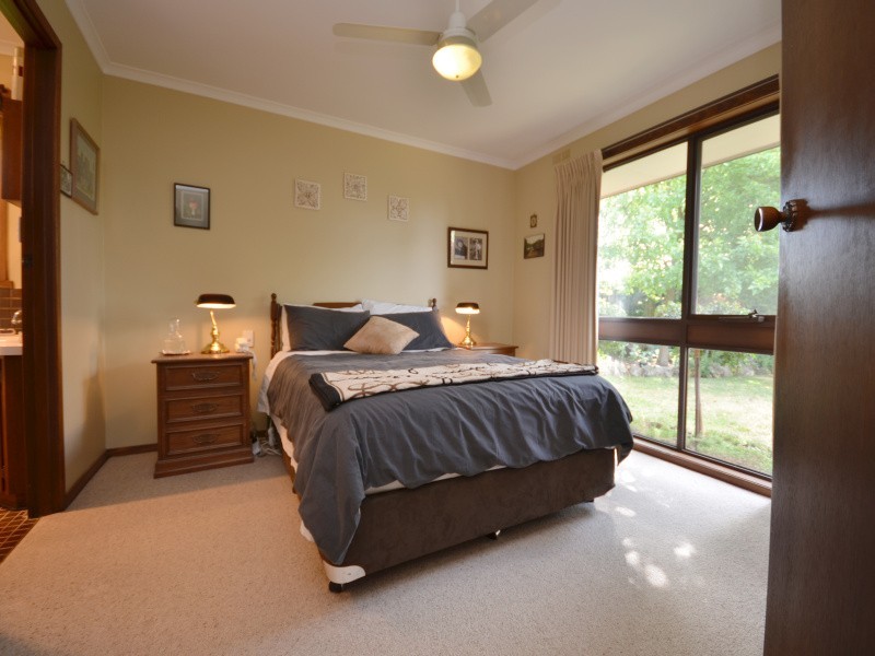 8 Shaw Avenue, Wendouree VIC 3355